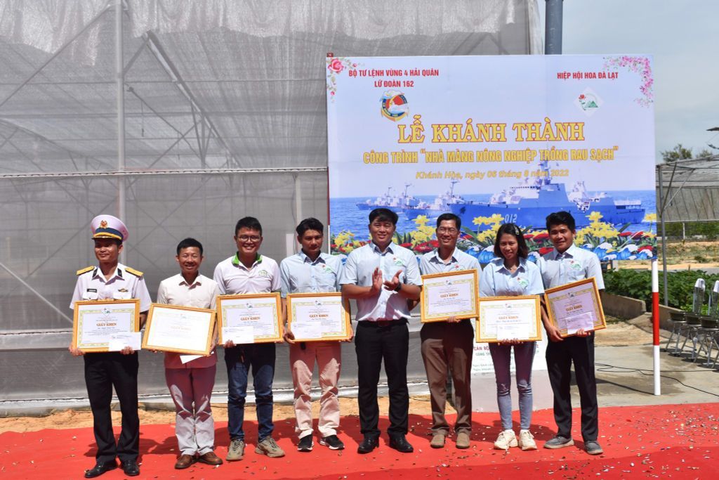 Green Agritech và Hiệp hội hoa Đà Lạt lắp đặt hệ thống tưới nhà màng trồng rau sạch cho Tư lệnh vùng 4