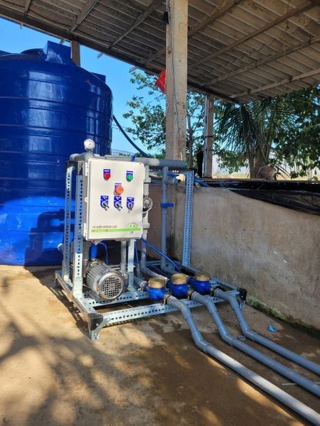Hệ thống tưới cho cây hành lá tự động
